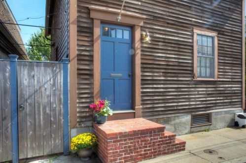 5 3rd St, Middletown, RI 02840-2416