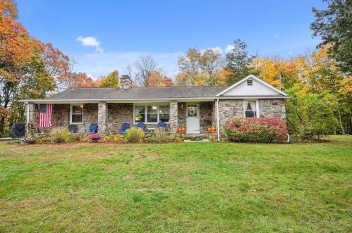 16 Edgewood Rd, Glocester, RI 02814-2200