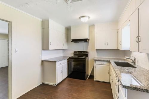 2724 Shanks Rd, Angleton TX  77515-9131 exterior