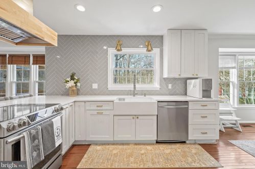 9625 Woodedge Dr, Springfield VA  22015-3017 exterior