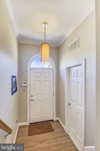 6209 Squires Hill Dr, Falls Church, VA 22044-2366
