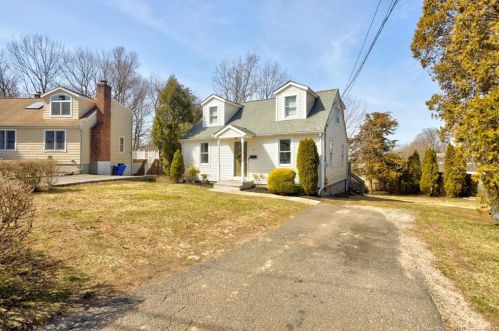 32 Ambler Dr, Norwalk, CT 06851-5201