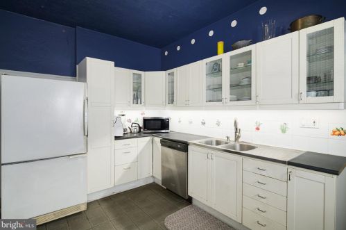 867 30 St, Philadelphia PA 19121-3604 exterior