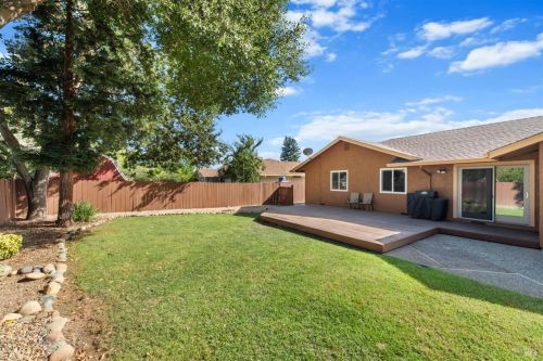 221 Alamo Dr, Vacaville CA  95688-2423 exterior