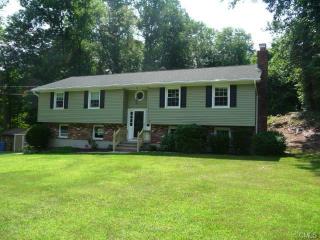 32 Fieldstone Dr, Huntington CT  06484-2053 exterior