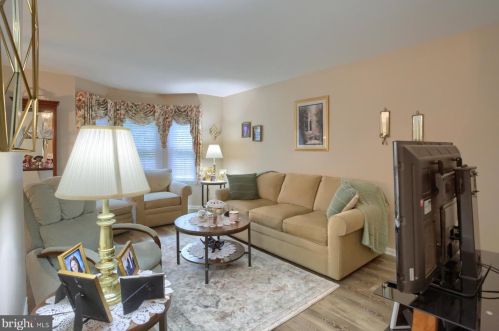 222 Forest Oak Ln, Harrisburg, PA 17110-3917
