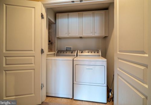 232 Sparrow Dr, Trenton NJ 08690-2461 exterior