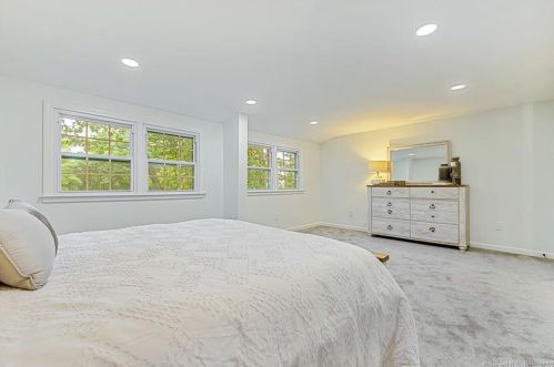 1090 Avery St, Wapping CT  06074-2301 exterior