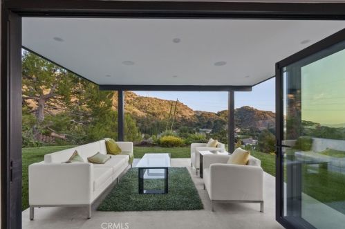 2434 Delisle Ct, Glendale CA  91208-2210 exterior