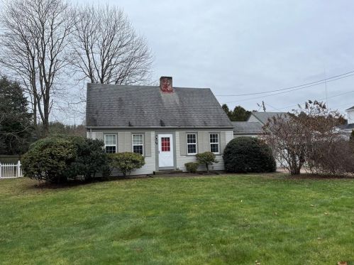 15 Meadowbrook Rd, Warwick, RI 02818-1710