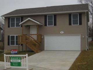 8 Village Cir, Davenport, IA 52806-4857
