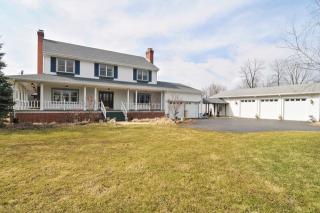 25900 Saint Marys Rd, Green Oaks, IL 60048-9773