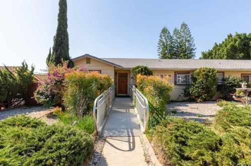 1233 Cresthill Rd, El Cajon, CA 92021-3305