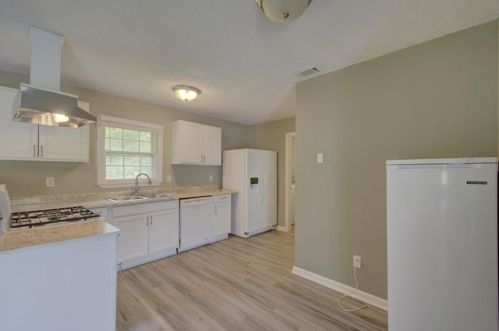 5805 Feldwood Rd, Atlanta GA  30349-2868 exterior