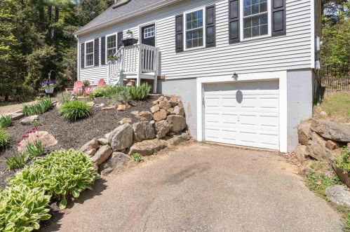160 Pinecrest Dr, Laconia, NH 03249-2245