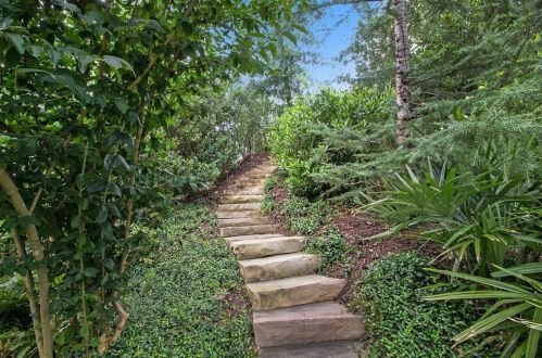 271 Hillside Dr, Atlanta GA  30342-3623 exterior