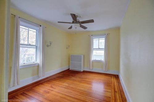 28 Rhode Island Ave, Middletown RI  02840-2607 exterior