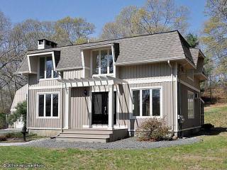 215 Congdon Hill Rd, South Kingstown, RI 02874-2108