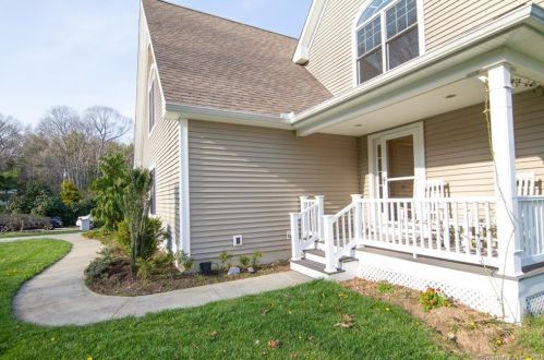33 Marshfield Rd, Niantic CT  06357-2042 exterior