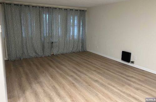 426 Undercliff Ave, Edgewater NJ  07020-1236 exterior