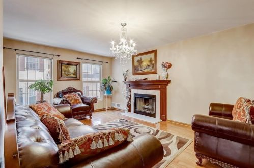 1393 Laurel Oaks Dr, Streamwood, IL 60107-3316