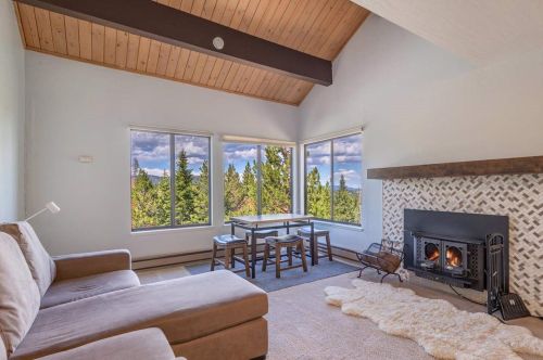11673 Snowpeak Way, Truckee, CA 96161-7064