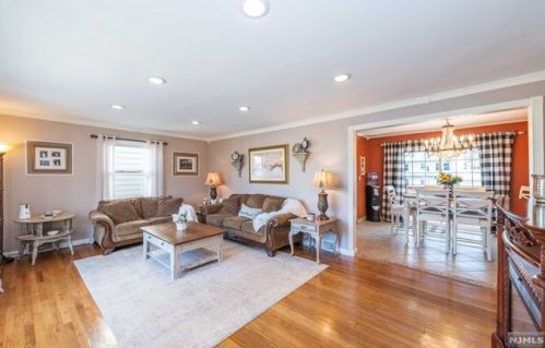 4 Bryn Mawr Rd, Town Center, NJ 07052-3608