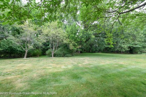 25 Malibu Dr, Tinton Falls NJ 07724-2542 exterior