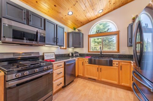 13610 Hillside Dr, Truckee CA  96161-6867 exterior