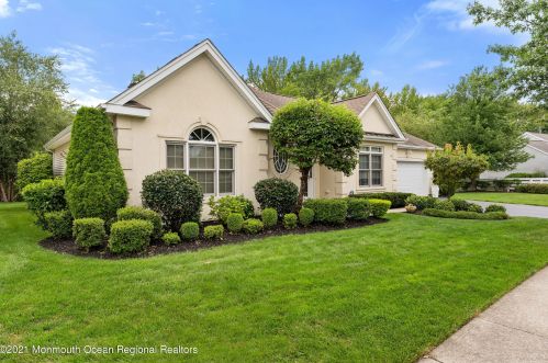 34 Chesapeake Dr, Holmdel Village, NJ 07733-3111