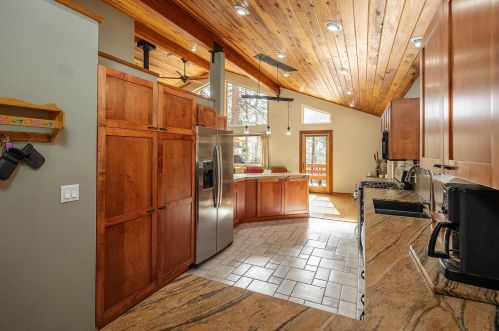 12095 Rainbow Dr, Truckee CA  96161-2732 exterior