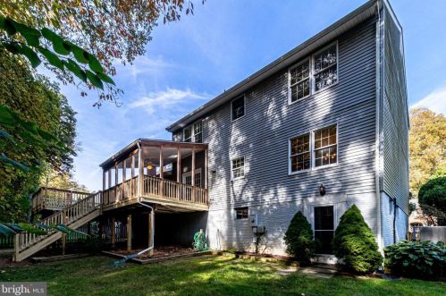 5901 Oakland Park Dr, Springfield VA  22015-2442 exterior