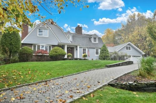 97 Mahwah Rd, Mahwah, NJ 07430-1402
