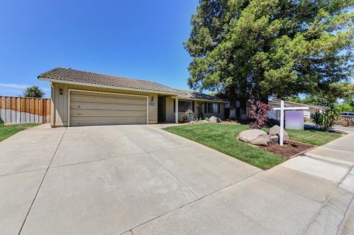 8709 Donegal Bay Dr, Elk Grove, CA 95624-1703