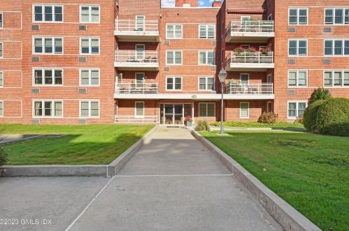 52 Lafayette Pl, Greenwich CT  06830-5409 exterior