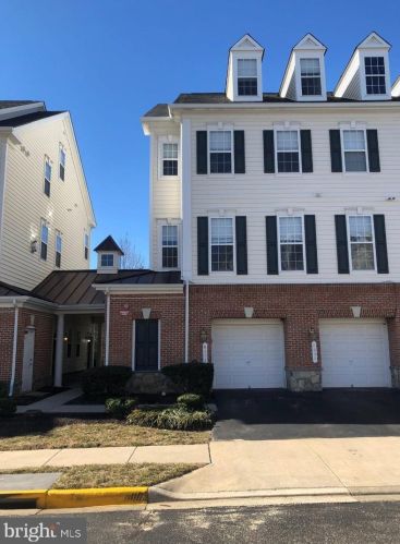 6831 Hampton Bay Ln, Gainesville, VA 20155-6228