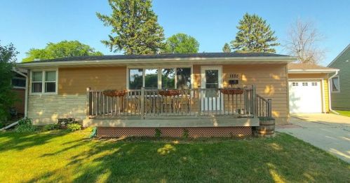 1220 11th St, Moorhead, MN 56560-1535
