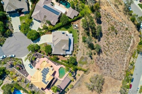 1597 Parkview Dr, Vista CA  92081-8750 exterior