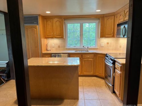 59 Creeping Hemlock Dr, Norwalk, CT 06851-1017