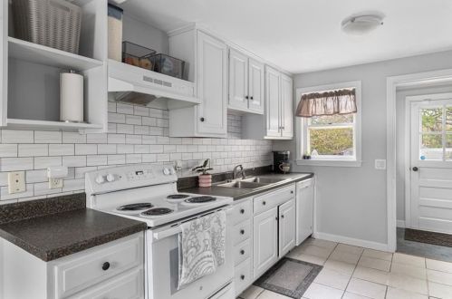 16 Brownlee Blvd, Warwick, RI 02886-4702
