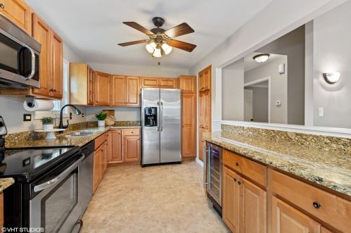 650 White Ct, Gurnee, IL 60031-3137