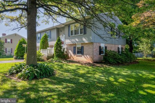 1883 Manchester Ln, Lancaster PA  17601-6209 exterior