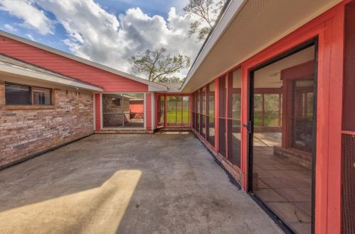 2029 Pond Shore Dr, Angleton TX 77515-7483 exterior