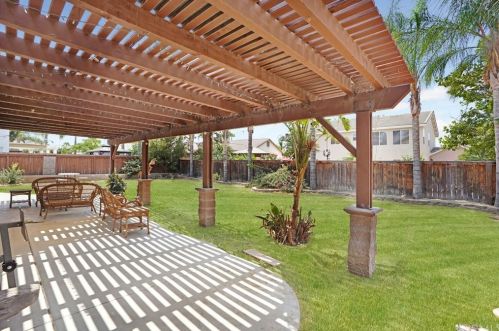 12499 Orangeblossom Ln, Riverside CA  92503-7057 exterior