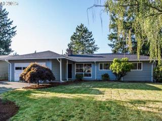 16633 Mills St, Portland, OR 97233-4029