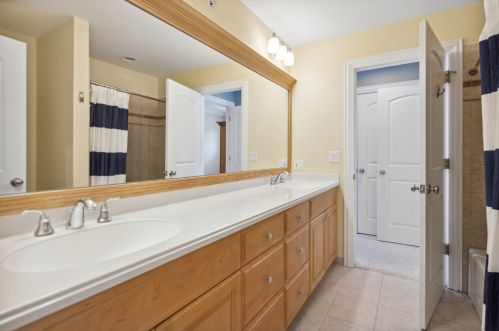 267 Middaugh Rd, Willowbrook IL  60514-1067 exterior