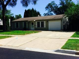 709 Lincolnwood Dr, Streamwood, IL 60107-1669