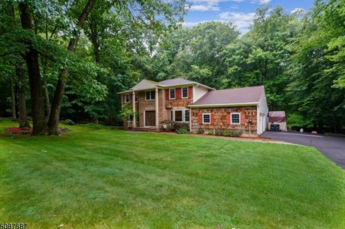 4 Hennion Dr, Parsippany, NJ 07054-1718