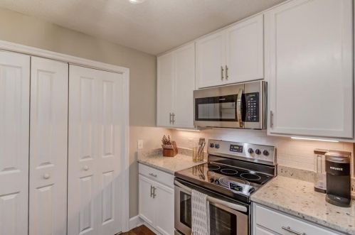 1000 Camden Ct, Atlanta GA  30327-4276 exterior