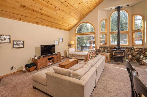 13848 Copenhagen Dr, Truckee CA  96161-6626 exterior